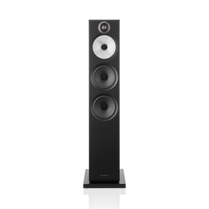 Ein hohes Bowers & Wilkins 603 S3 Standlautsprecher-Stück in Schwarz mit drei runden Continuum™-Membran-Treibern und einem Titankalotten-Hochtöner auf der Oberseite steht auf einem quadratischen Sockel, fotografiert vor einem schlichten Hintergrund.