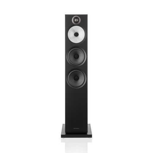 Ein hohes Bowers & Wilkins 603 S3 Standlautsprecher-Stück in Schwarz mit drei runden Continuum™-Membran-Treibern und einem Titankalotten-Hochtöner auf der Oberseite steht auf einem quadratischen Sockel, fotografiert vor einem schlichten Hintergrund.