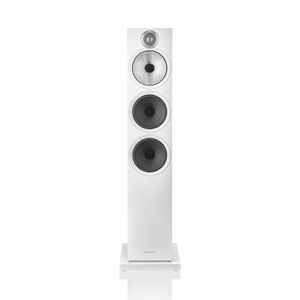 Ein hohes, weißes Bowers & Wilkins 603 S3 Standlautsprecher-Stück mit drei runden Continuum™-Membran-Treibern und einem Titankalotten-Hochtöner steht auf einem passenden Sockel vor einem schlichten Hintergrund.