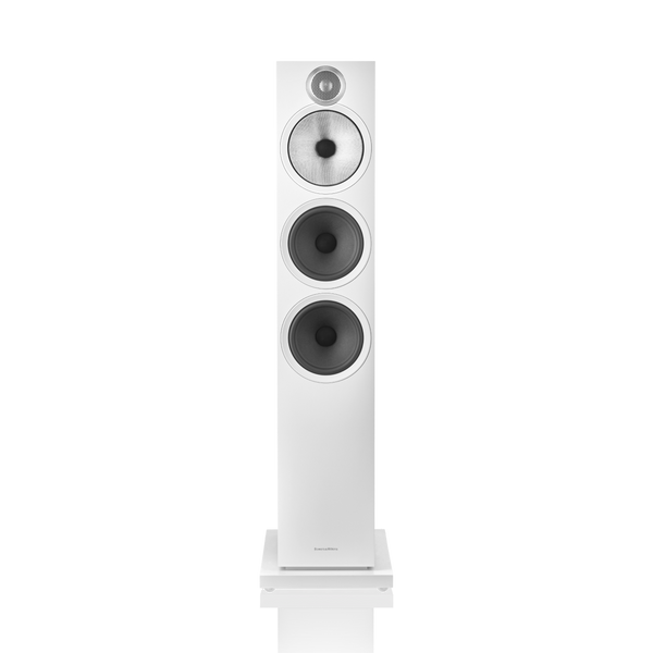 Ein hohes, weißes Bowers & Wilkins 603 S3 Standlautsprecher-Stück mit drei runden Continuum™-Membran-Treibern und einem Titankalotten-Hochtöner steht auf einem passenden Sockel vor einem schlichten Hintergrund.