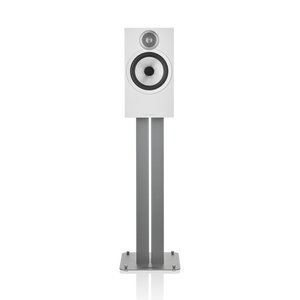Ein moderner Bowers & Wilkins 606 S3 Regallautsprecher aus Eichenholz steht auf einem grauen Metallständer vor einem schlichten Hintergrund, auf dem nur die linke Seite des Lautsprechers und des Ständers mit dem Titankalotten-Hochtöner™ zu sehen ist.