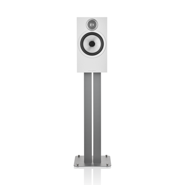 Ein moderner Bowers & Wilkins 606 S3 Regallautsprecher aus Eichenholz steht auf einem grauen Metallständer vor einem schlichten Hintergrund, auf dem nur die linke Seite des Lautsprechers und des Ständers mit dem Titankalotten-Hochtöner™ zu sehen ist.