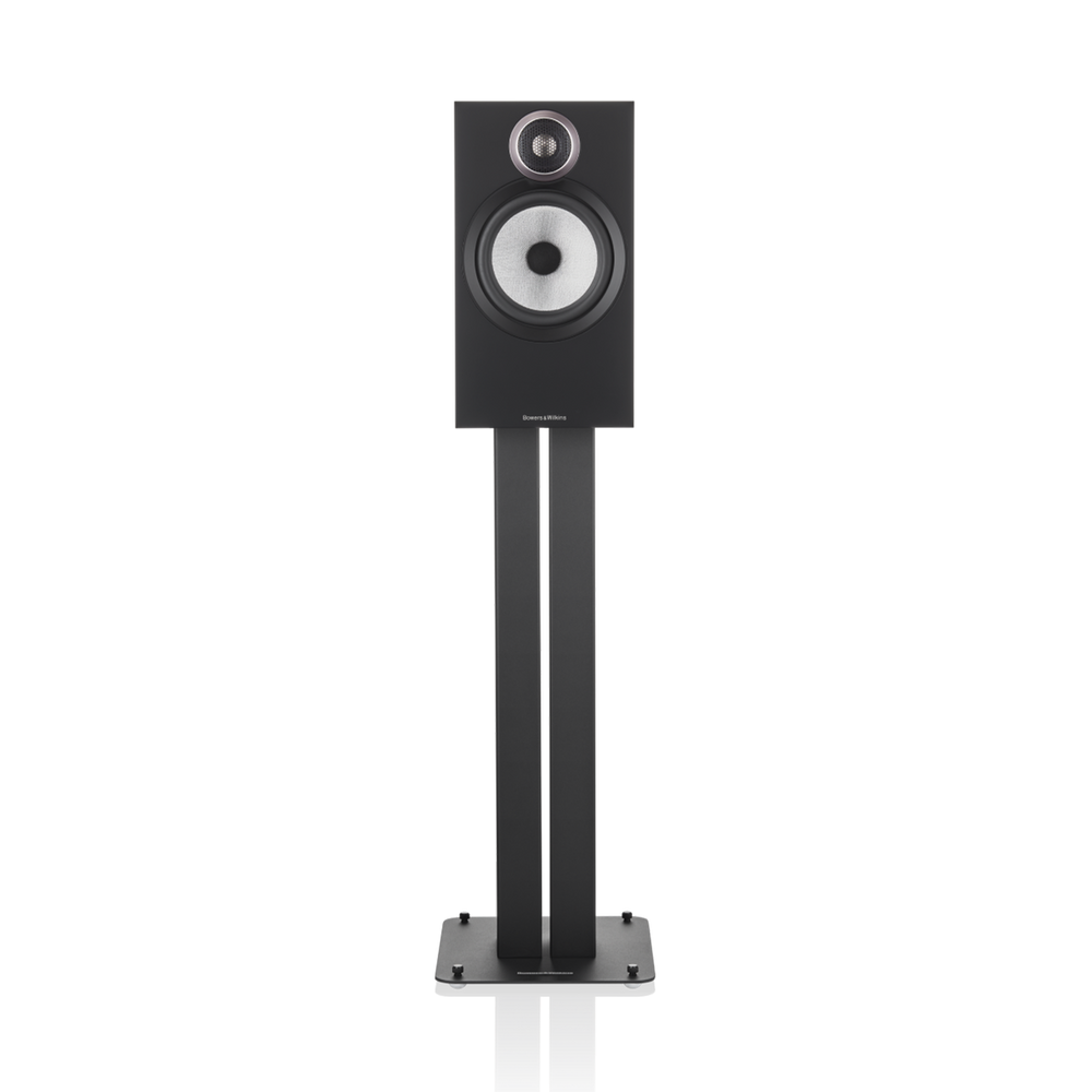 Ein schwarzes Bowers & Wilkins 606 S3 Regallautsprecher-Stück mit Silberkonus und Titankalotten-Hochtöner™ steht auf einem hohen, stabilen schwarzen Ständer vor einem schlichten Hintergrund.