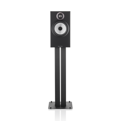Ein schwarzes Bowers & Wilkins 606 S3 Regallautsprecher-Stück mit Silberkonus und Titankalotten-Hochtöner™ steht auf einem hohen, stabilen schwarzen Ständer vor einem schlichten Hintergrund.