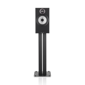 Ein schwarzes Bowers & Wilkins 606 S3 Regallautsprecher-Stück mit Silberkonus und Titankalotten-Hochtöner™ steht auf einem hohen, stabilen schwarzen Ständer vor einem schlichten Hintergrund.
