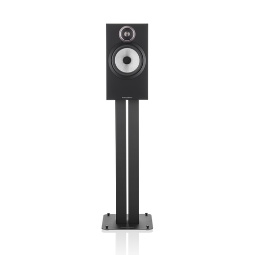 Ein schwarzes Bowers & Wilkins 606 S3 Regallautsprecher-Stück mit Silberkonus und Titankalotten-Hochtöner™ steht auf einem hohen, stabilen schwarzen Ständer vor einem schlichten Hintergrund.