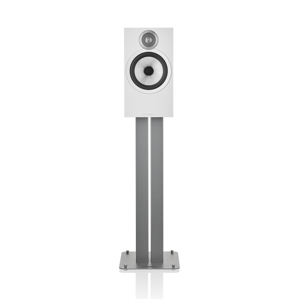 Ein weißes Bowers & Wilkins 606 S3 Regallautsprecher Stück mit rundem Tieftöner und Titankalotten-Hochtöner™ steht auf einem hohen silbernen Ständer vor einem schlichten, hellen Hintergrund. Die rechte Seite des Bildes ist teilweise beschnitten.