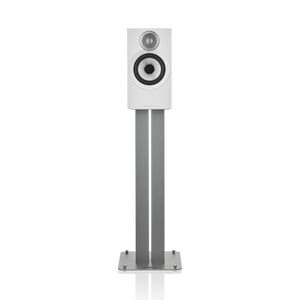 Ein Bowers & Wilkins 607 S3 Regallautsprecher aus Eichenholz steht auf einem hohen silbernen Metallständer vor einem schlichten Hintergrund. Er ist mit einem Titankalotten-Hochtöner und einer Continuum-Membran ausgestattet, deren kreisförmiges Gitter nach vorne zeigt.