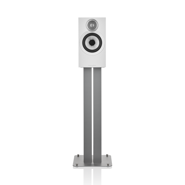 Ein Bowers & Wilkins 607 S3 Regallautsprecher aus Eichenholz steht auf einem hohen silbernen Metallständer vor einem schlichten Hintergrund. Er ist mit einem Titankalotten-Hochtöner und einer Continuum-Membran ausgestattet, deren kreisförmiges Gitter nach vorne zeigt.