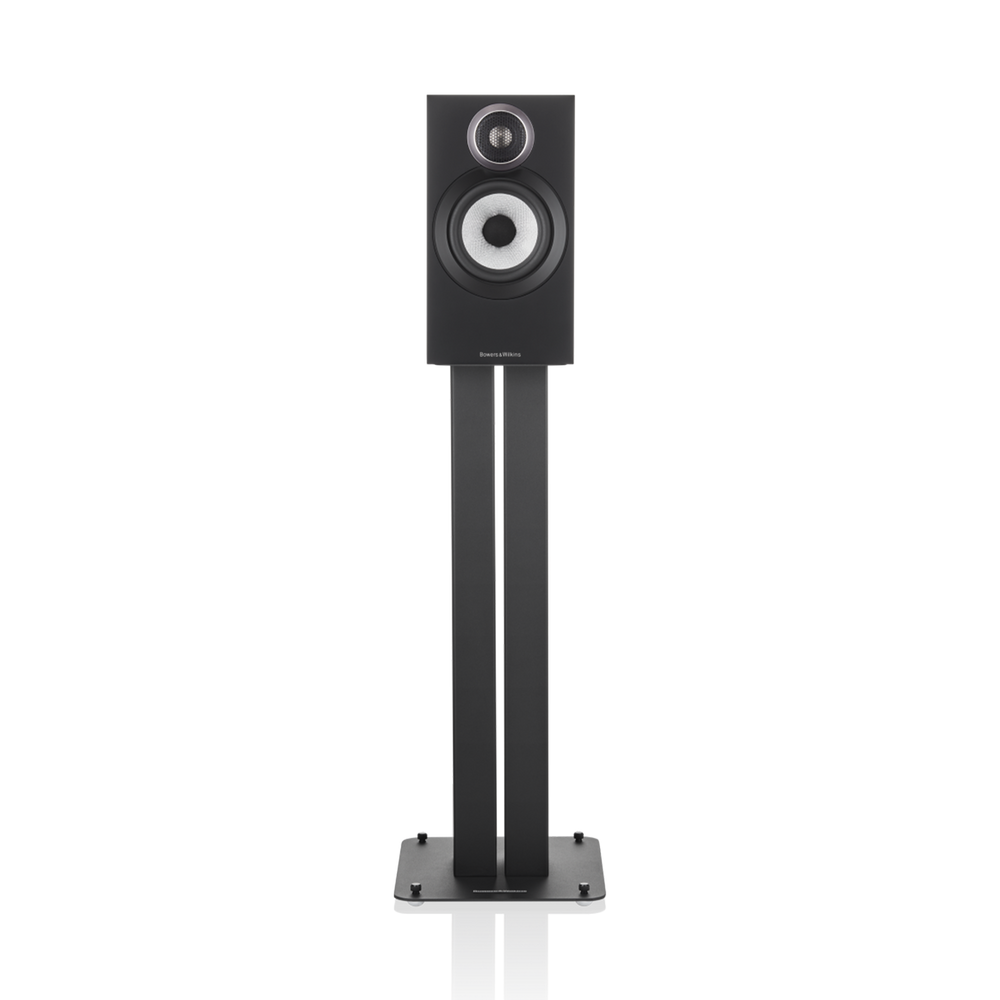 Ein einzelnes schwarzes Bowers & Wilkins 607 S3 Regallautsprecher-Stück mit silbernem und schwarzem Tieftöner und Titankalotten-Hochtöner ist auf einem hohen schlanken schwarzen Ständer vor einem schlichten schwarzen Hintergrund montiert.