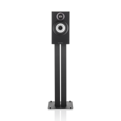 Ein einzelnes schwarzes Bowers & Wilkins 607 S3 Regallautsprecher-Stück mit silbernem und schwarzem Tieftöner und Titankalotten-Hochtöner ist auf einem hohen schlanken schwarzen Ständer vor einem schlichten schwarzen Hintergrund montiert.