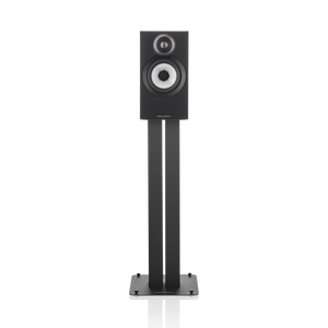 Ein einzelnes schwarzes Bowers & Wilkins 607 S3 Regallautsprecher-Stück mit silbernem und schwarzem Tieftöner und Titankalotten-Hochtöner ist auf einem hohen schlanken schwarzen Ständer vor einem schlichten schwarzen Hintergrund montiert.