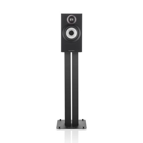 Ein einzelnes schwarzes Bowers & Wilkins 607 S3 Regallautsprecher-Stück mit silbernem und schwarzem Tieftöner und Titankalotten-Hochtöner ist auf einem hohen schlanken schwarzen Ständer vor einem schlichten schwarzen Hintergrund montiert.