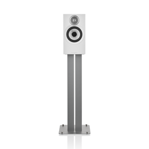 Ein weißes Bowers & Wilkins 607 S3 Regallautsprecher Stück mit rundem Woofer und Titankalotten-Hochtöner steht auf einem hohen, modernen silbernen Standfuß mit rechteckigem Sockel vor schwarzem Hintergrund.