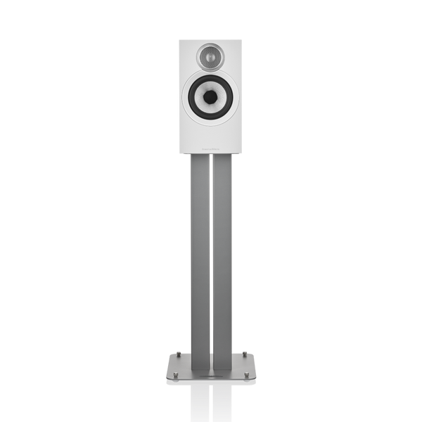 Ein weißes Bowers & Wilkins 607 S3 Regallautsprecher Stück mit rundem Woofer und Titankalotten-Hochtöner steht auf einem hohen, modernen silbernen Standfuß mit rechteckigem Sockel vor schwarzem Hintergrund.