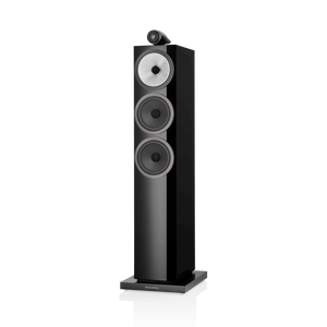 Der Bowers & Wilkins 703 S3 Standlautsprecher Stück ist ein hoher, schwarzer Standlautsprecher mit Tweeter-on-Top, Aerofoil-Profil-Tieftöner und einem entkoppelten FST™ Continuum-Mitteltöner vor einem schlichten Hintergrund.