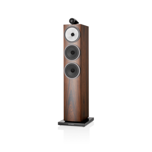 Der Bowers & Wilkins 703 S3 Standlautsprecher Stück ist ein hoher Standlautsprecher mit Holzoberfläche, Aerofoil-Profil-Tieftöner, drei runden Membranen einschließlich entkoppelter FST™ Continuum-Mitteltöner, Tweeter-on-Top und einem schwarzen rechteckigen Sockel.