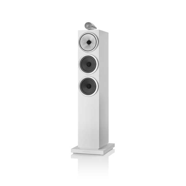 Der Bowers & Wilkins 703 S3 Standlautsprecher Stück ist ein hoher, moderner weißer Standlautsprecher mit drei schwarz-silbernen Treibern, einem entkoppelten FST™ Continuum-Mitteltöner, einem Aerofoil-Profil-Tieftöner und einer abgerundeten Basis, die vor einem hellen Hintergrund stehen.