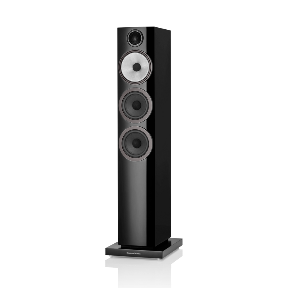 Der Bowers & Wilkins 704 S3 Standlautsprecher Stück in Glanzschwarz ist ein hoher Lautsprecher mit vier kreisförmigen Frontelementen: einem oberen Hochtöner und drei größeren Continuum-Cone-FST™-Treibern, die alle auf einer rechteckigen Basis stehen.