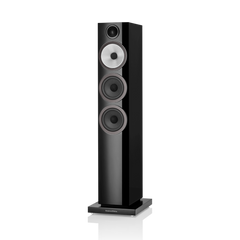 Der Bowers & Wilkins 704 S3 Standlautsprecher Stück in Glanzschwarz ist ein hoher Lautsprecher mit vier kreisförmigen Frontelementen: einem oberen Hochtöner und drei größeren Continuum-Cone-FST™-Treibern, die alle auf einer rechteckigen Basis stehen.