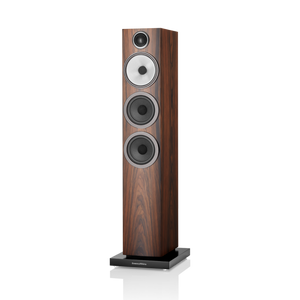 Der Bowers & Wilkins 704 S3 Standlautsprecher Stück in Mocha verfügt über drei runde Treiber, darunter ein Continuum-Cone-FST™-Treiber und ein Hochtöner, die alle elegant auf einem rechteckigen schwarzen Sockel stehen.
