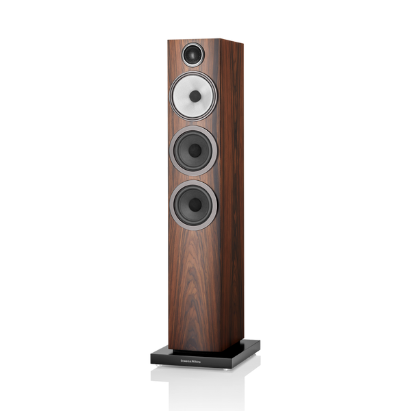 Der Bowers & Wilkins 704 S3 Standlautsprecher Stück in Mocha verfügt über drei runde Treiber, darunter ein Continuum-Cone-FST™-Treiber und ein Hochtöner, die alle elegant auf einem rechteckigen schwarzen Sockel stehen.