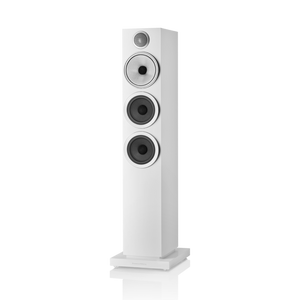 A Bowers & Wilkins 704 S3 Standlautsprecher Stück in Satinweiß, mit drei runden Treibern inklusive Continuum-Cone-FST™-Treiber und kleinem Hochtöner oben, vor neutralem Hintergrund.
