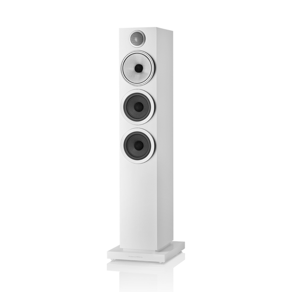 A Bowers & Wilkins 704 S3 Standlautsprecher Stück in Satinweiß, mit drei runden Treibern inklusive Continuum-Cone-FST™-Treiber und kleinem Hochtöner oben, vor neutralem Hintergrund.