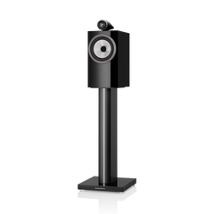 Ein glanzschwarzer Bowers & Wilkins 705 S3 Regallautsprecher mit Tweeter-on-Top-Design und silbernem Rundtreiber steht auf passendem schwarzen Ständer vor neutralem Hintergrund.