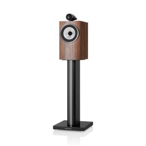 Der Bowers & Wilkins 705 S3 Regallautsprecher in Mocha ist auf einem schwarzen Metallständer montiert, der sein hochwertiges Design vor einem weißen Hintergrund präsentiert.