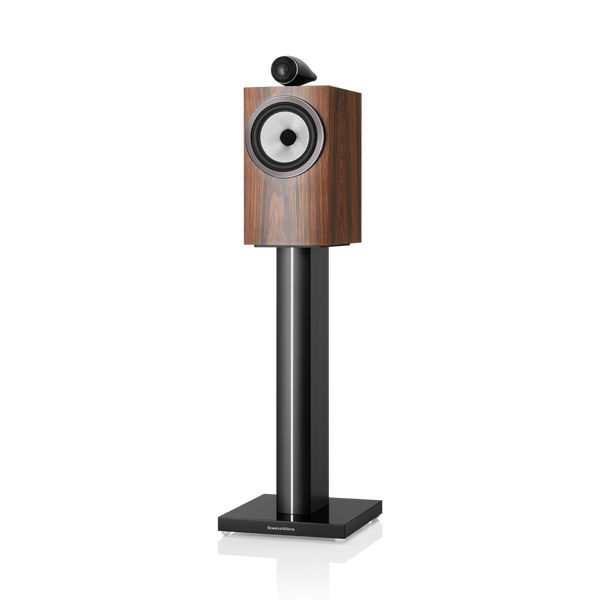 Der Bowers & Wilkins 705 S3 Regallautsprecher in Mocha ist auf einem schwarzen Metallständer montiert, der sein hochwertiges Design vor einem weißen Hintergrund präsentiert.