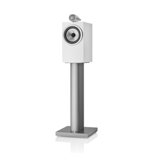 Der moderne Bowers & Wilkins 705 S3 Regallautsprecher Stück in Satinweiß mit rundem Treiber sitzt auf einem schlanken, silbernen Ständer. Er verfügt über einen Carbon-Dome-Hochtöner, ein Tweeter-on-Top-Design und ein minimalistisches, modernes Erscheinungsbild.