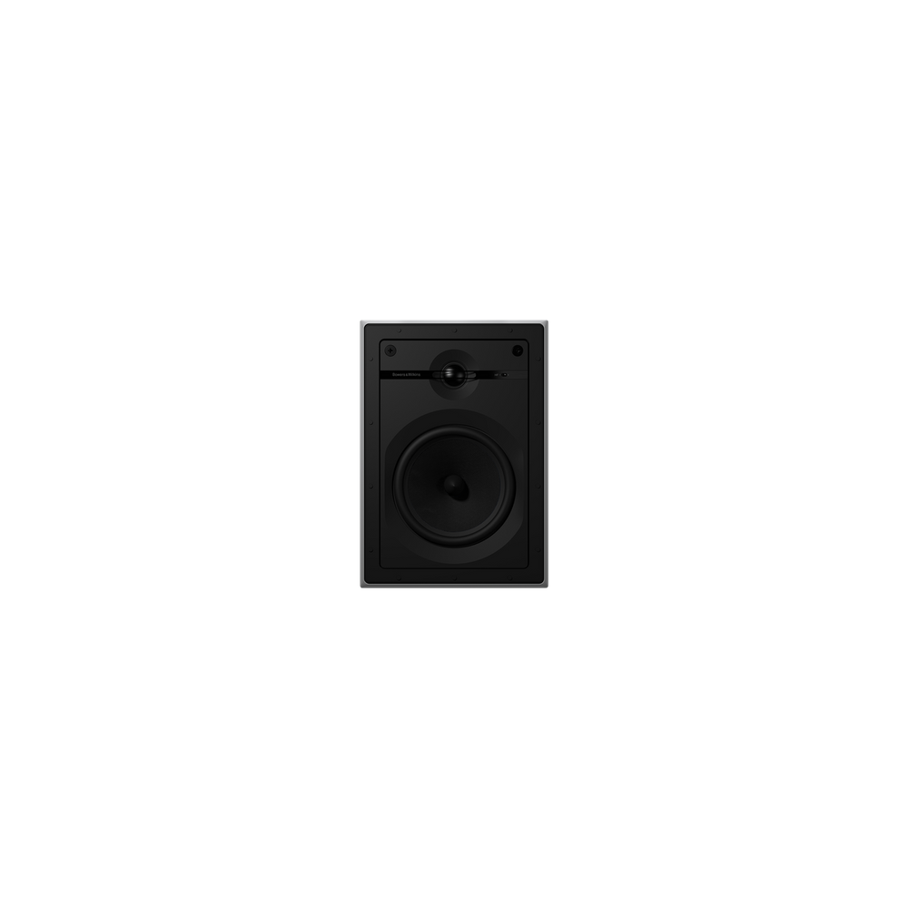 Ein einzelnes weißes Bowers & Wilkins CWM664 Wandeinbaulautsprecher-Stück mit rechteckigem Rahmen steht mittig vor einem schlichten schwarzen Hintergrund und verfügt über einen runden Tieftöner und einen kleineren Hochtöner mit Hochfrequenzschalter darüber.