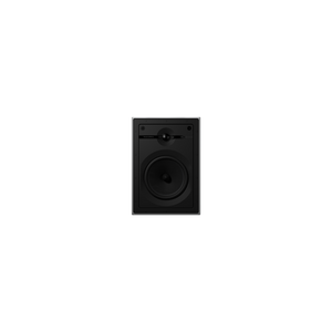 Ein einzelnes weißes Bowers & Wilkins CWM664 Wandeinbaulautsprecher-Stück mit rechteckigem Rahmen steht mittig vor einem schlichten schwarzen Hintergrund und verfügt über einen runden Tieftöner und einen kleineren Hochtöner mit Hochfrequenzschalter darüber.