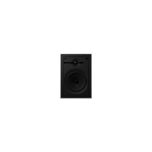 Ein einzelnes weißes Bowers & Wilkins CWM664 Wandeinbaulautsprecher-Stück mit rechteckigem Rahmen steht mittig vor einem schlichten schwarzen Hintergrund und verfügt über einen runden Tieftöner und einen kleineren Hochtöner mit Hochfrequenzschalter darüber.