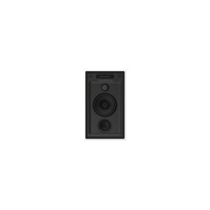 Ein weißes Bowers & Wilkins CWM7.5 S2 Wandeinbaulautsprecher-Stück ist an einer Wand mit einer hellgrauen Platte daneben vor einem schwarzen Hintergrund angebracht. Der Lautsprecher verfügt über mehrere Treiber und ein Etikett an der Oberseite für präzise Klangqualität.