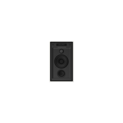 Ein weißes Bowers & Wilkins CWM7.5 S2 Wandeinbaulautsprecher-Stück ist an einer Wand mit einer hellgrauen Platte daneben vor einem schwarzen Hintergrund angebracht. Der Lautsprecher verfügt über mehrere Treiber und ein Etikett an der Oberseite für präzise Klangqualität.