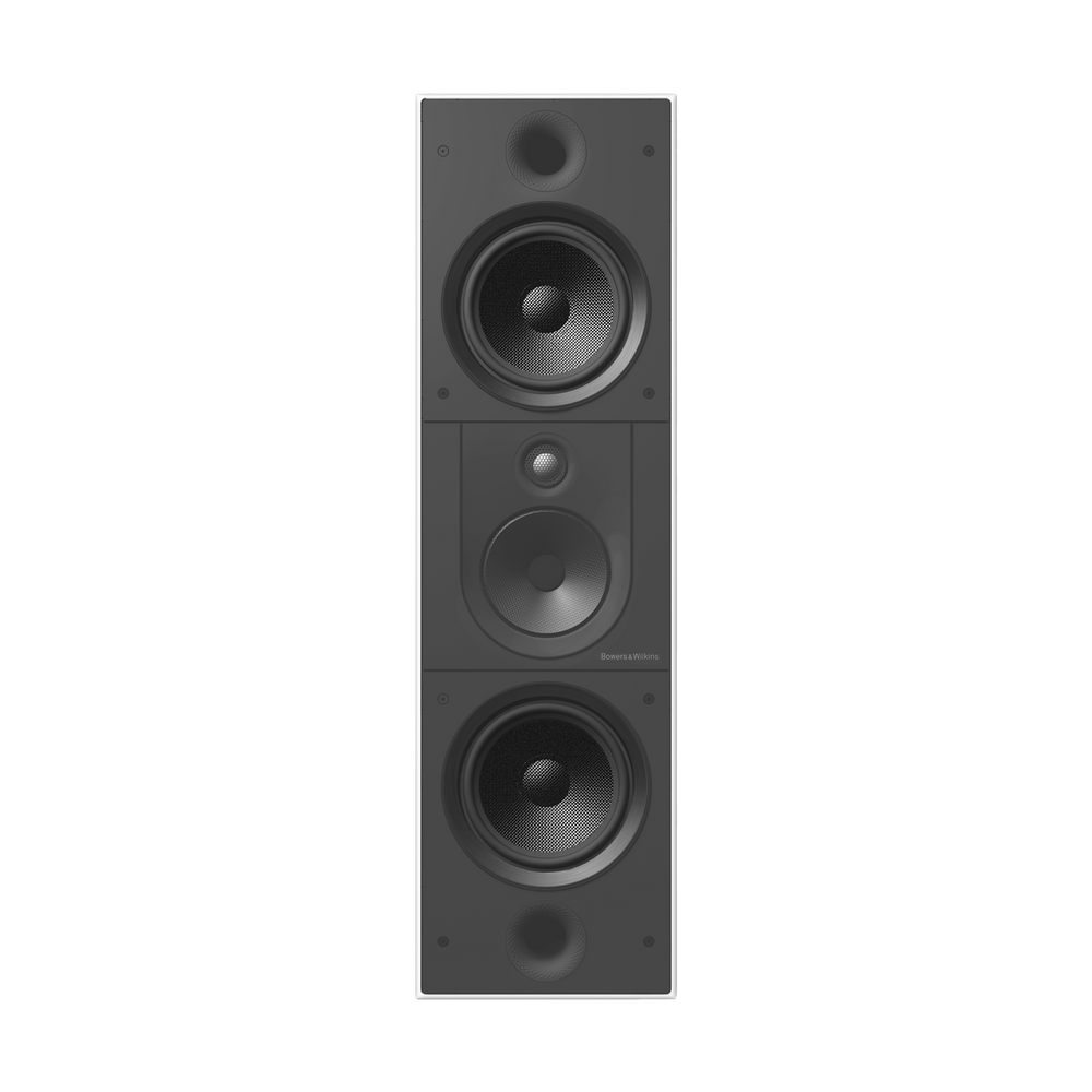 Weißer, rechteckiger Bowers & Wilkins CWM8.3 D Wandeinbaulautsprecher mit drei runden Treibern und Diamond-Dome-Hochtöner, hochkant neben einer grauen Wand montiert - das Branding betont seine High-End-Audioleistung.