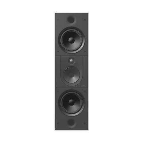 Weißer, rechteckiger Bowers & Wilkins CWM8.3 D Wandeinbaulautsprecher mit drei runden Treibern und Diamond-Dome-Hochtöner, hochkant neben einer grauen Wand montiert - das Branding betont seine High-End-Audioleistung.