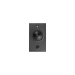 Ein einzelner weißer, rechteckiger Bowers & Wilkins CWM8.5D Wandeinbaulautsprecher mit einem großen Tieftöner, einem kleineren Hochtöner und zwei kreisförmigen Öffnungen darunter auf einem schlichten schwarzen Hintergrund.