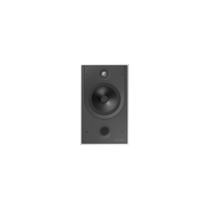 Ein einzelner weißer, rechteckiger Bowers & Wilkins CWM8.5D Wandeinbaulautsprecher mit einem großen Tieftöner, einem kleineren Hochtöner und zwei kreisförmigen Öffnungen darunter auf einem schlichten schwarzen Hintergrund.
