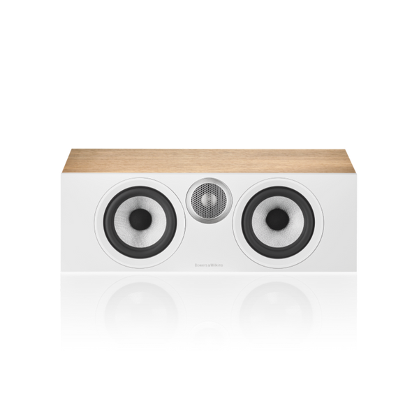 Der Bowers & Wilkins HTM6 S3 Centerlautsprecher in Eiche verfügt über zwei große runde Tieftöner und einen zentralen Titankalotten-Hochtöner, die alle stilvoll über einer glänzenden, reflektierenden Oberfläche angeordnet sind.