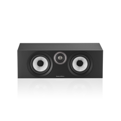 Der Bowers & Wilkins HTM6 S3 Centerlautsprecher in Schwarz mit zwei großen Rund-Treibern und Titankalotten-Hochtöner ist vor weißem Hintergrund abgebildet.