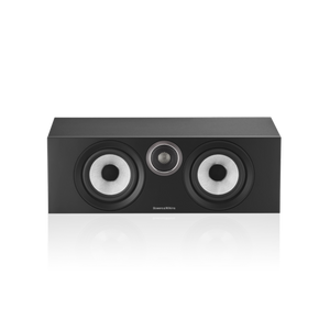 Der Bowers & Wilkins HTM6 S3 Centerlautsprecher in Schwarz mit zwei großen Rund-Treibern und Titankalotten-Hochtöner ist vor weißem Hintergrund abgebildet.