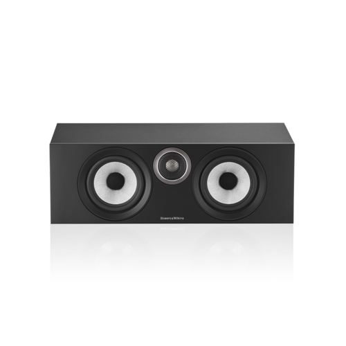 Der Bowers & Wilkins HTM6 S3 Centerlautsprecher in Schwarz mit zwei großen Rund-Treibern und Titankalotten-Hochtöner ist vor weißem Hintergrund abgebildet.