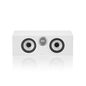 Ein Bowers & Wilkins HTM6 S3 Centerlautsprecher in Weiß mit zwei großen schwarz-weißen Tieftönern, die einen zentralen Titankalotten-Hochtöner flankieren, ausgestellt auf einer reflektierenden Oberfläche.