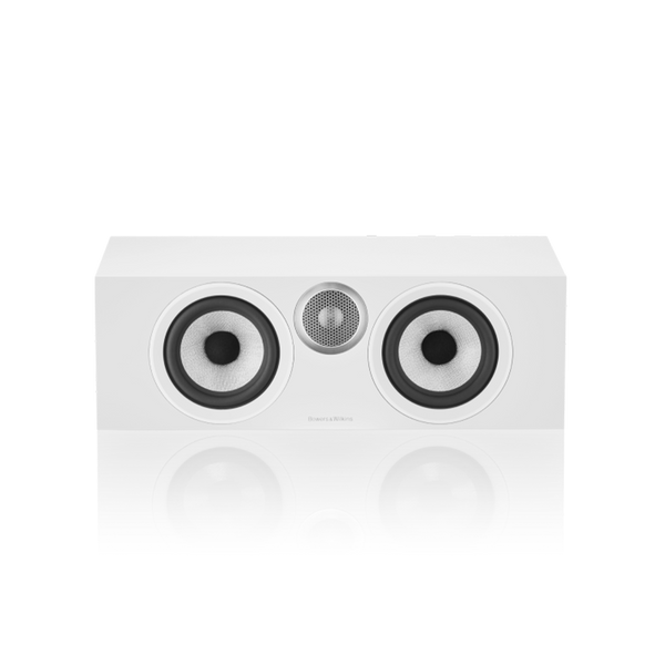 Ein Bowers & Wilkins HTM6 S3 Centerlautsprecher in Weiß mit zwei großen schwarz-weißen Tieftönern, die einen zentralen Titankalotten-Hochtöner flankieren, ausgestellt auf einer reflektierenden Oberfläche.