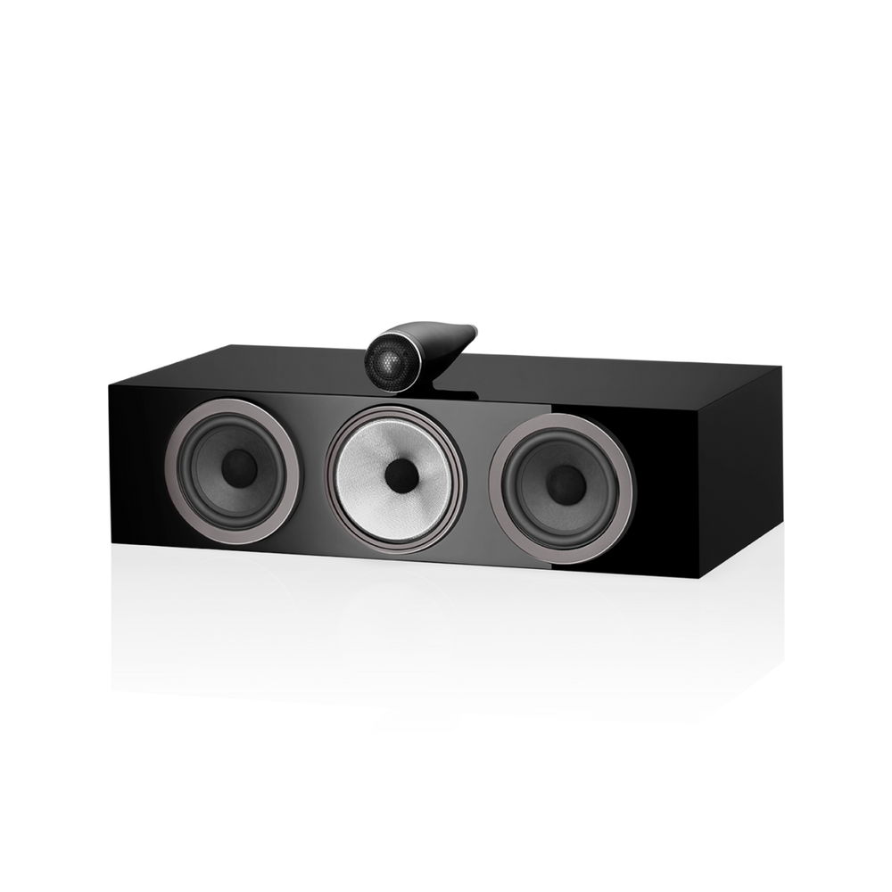 Der Bowers & Wilkins HTM71 S3 Centerlautsprecher in Glanzschwarz verfügt über drei runde Fronttreiber und einen oben angebrachten zylindrischen Hochtöner, der sich auf einer glänzenden Oberfläche spiegelt - ideal für eine hervorragende Klangqualität im Surround-Sound-System.