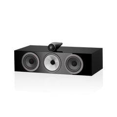 Der Bowers & Wilkins HTM71 S3 Centerlautsprecher in Glanzschwarz verfügt über drei runde Fronttreiber und einen oben angebrachten zylindrischen Hochtöner, der sich auf einer glänzenden Oberfläche spiegelt - ideal für eine hervorragende Klangqualität im Surround-Sound-System.