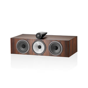 Der Bowers & Wilkins HTM71 S3 Centerlautsprecher in Mocha mit drei kreisrunden Fronttreibern und einem oben angebrachten schwarzen Lautsprecher liefert eine beeindruckende Klangqualität für Surround-Systeme, hier vor einem weißen Hintergrund.